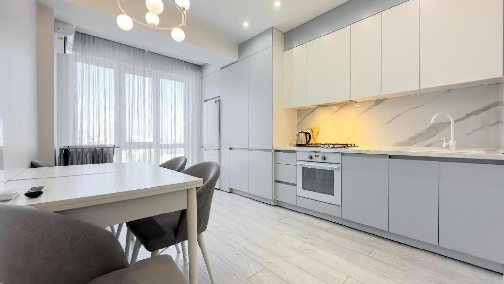 Glass New Apartments Ultracentral Chişinău Extérieur photo
