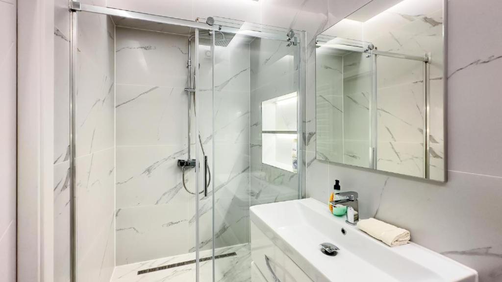 Glass New Apartments Ultracentral Chişinău Extérieur photo