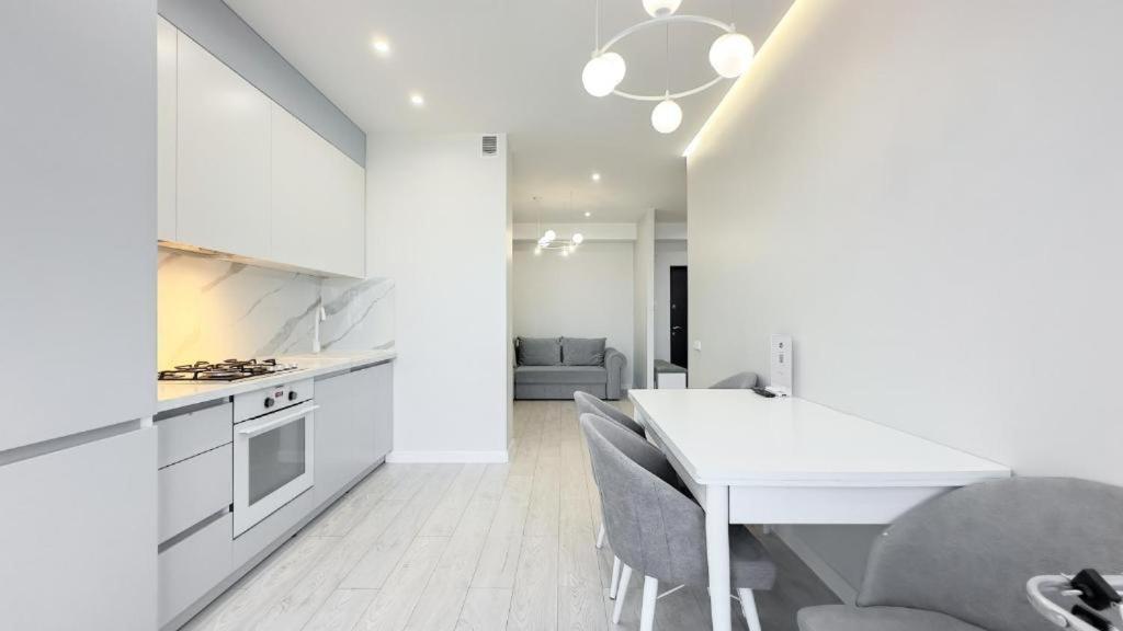 Glass New Apartments Ultracentral Chişinău Extérieur photo